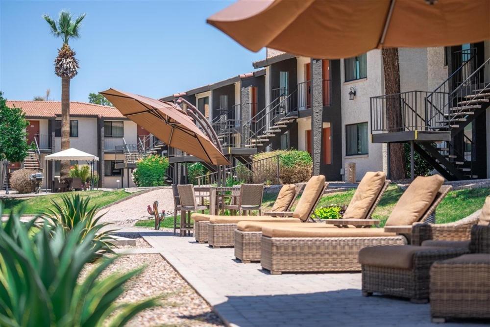 124 Fully Furnished 1br Suite-prime Location