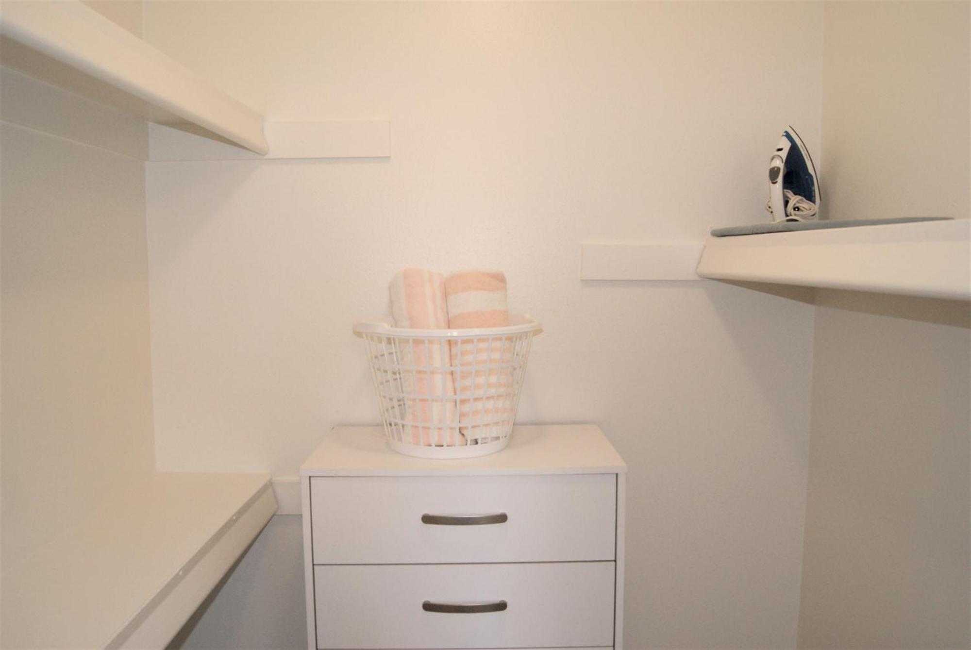 124 Fully Furnished 1br Suite-prime Location